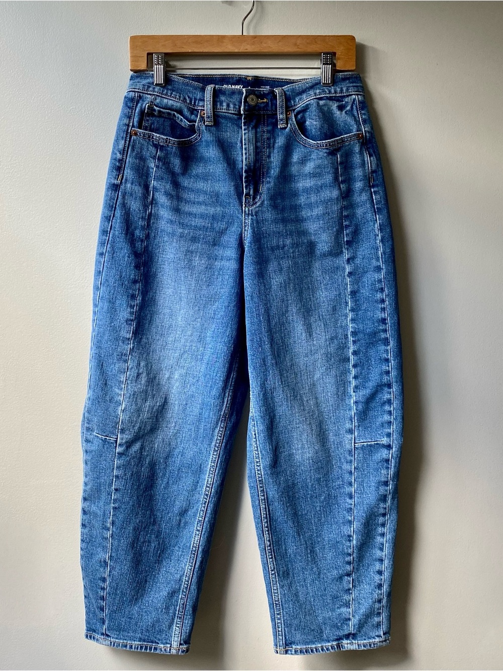 Old Navy Women's Barrel Jeans in Medium Blue Wash